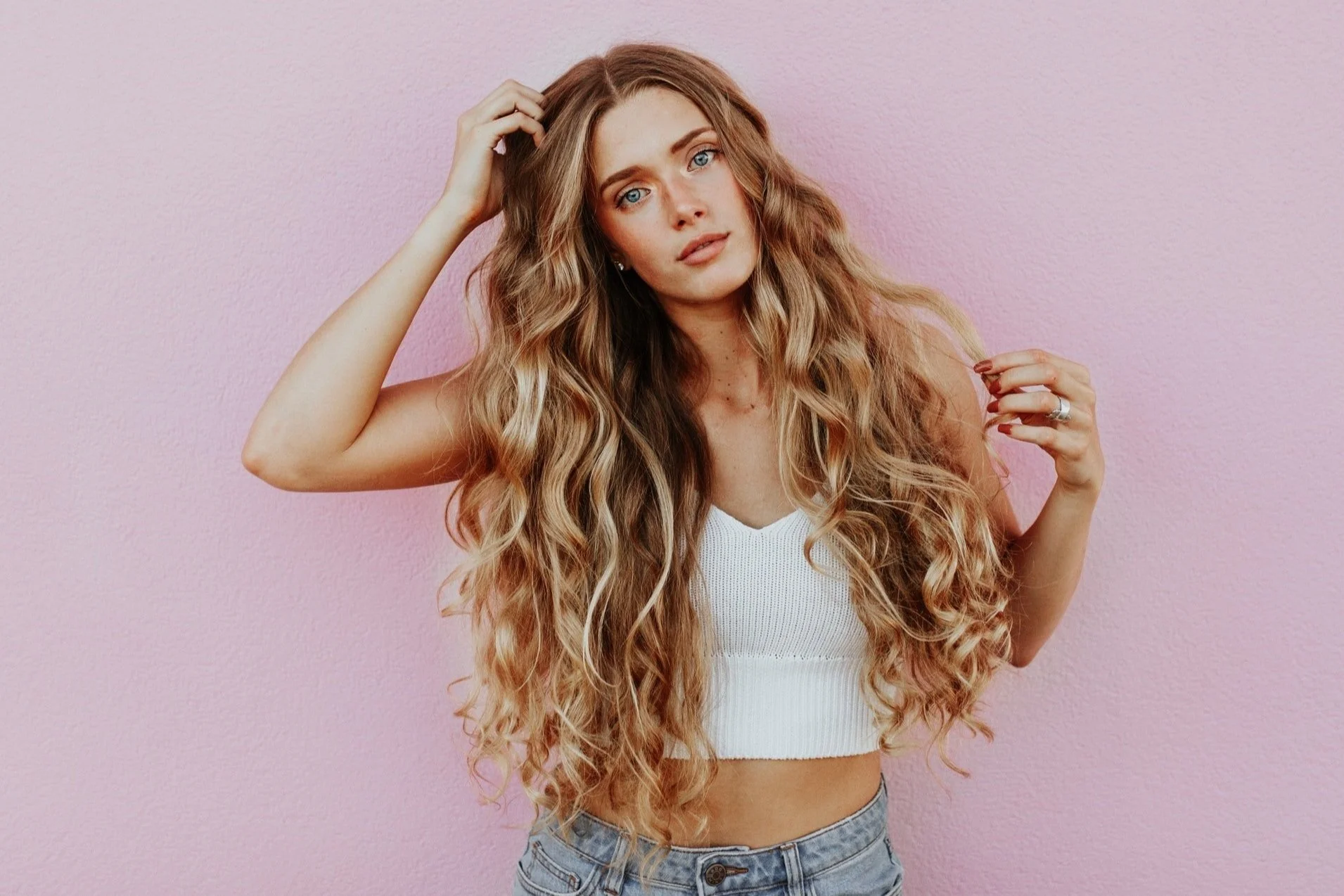 Beauty trends tracking - woman with blonde hair